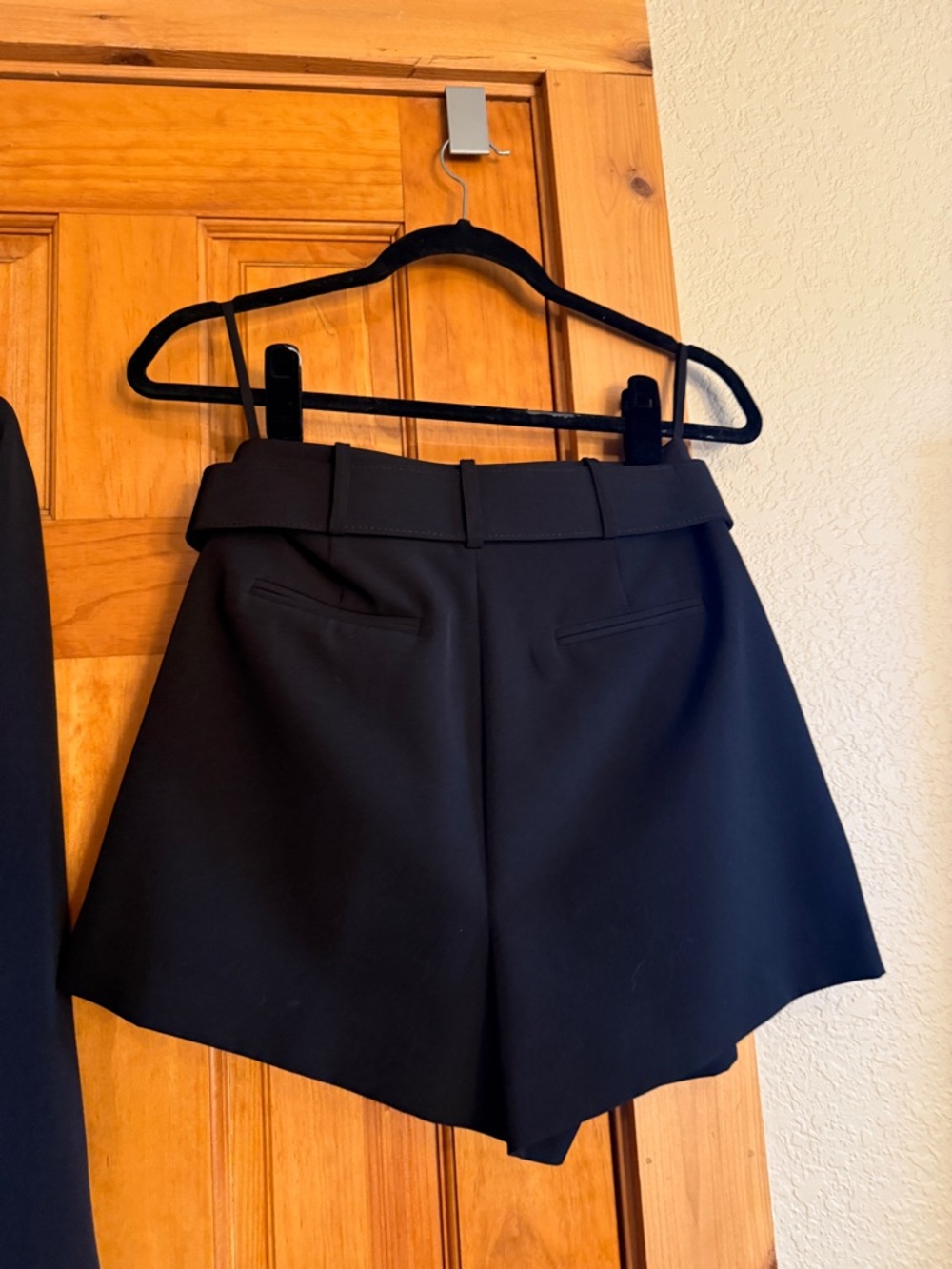 Gianni Bini Black Tailored Belted Shorts - Picture 4 of 10
